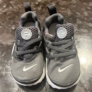 Kids Nike No-Lace Black and White